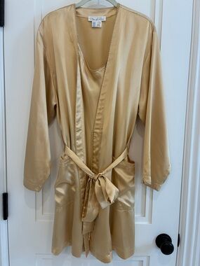OSCAR DE LA RENTA,Saks Fifth Avenue,  satin robe and nightgown set. NEVER WORN!